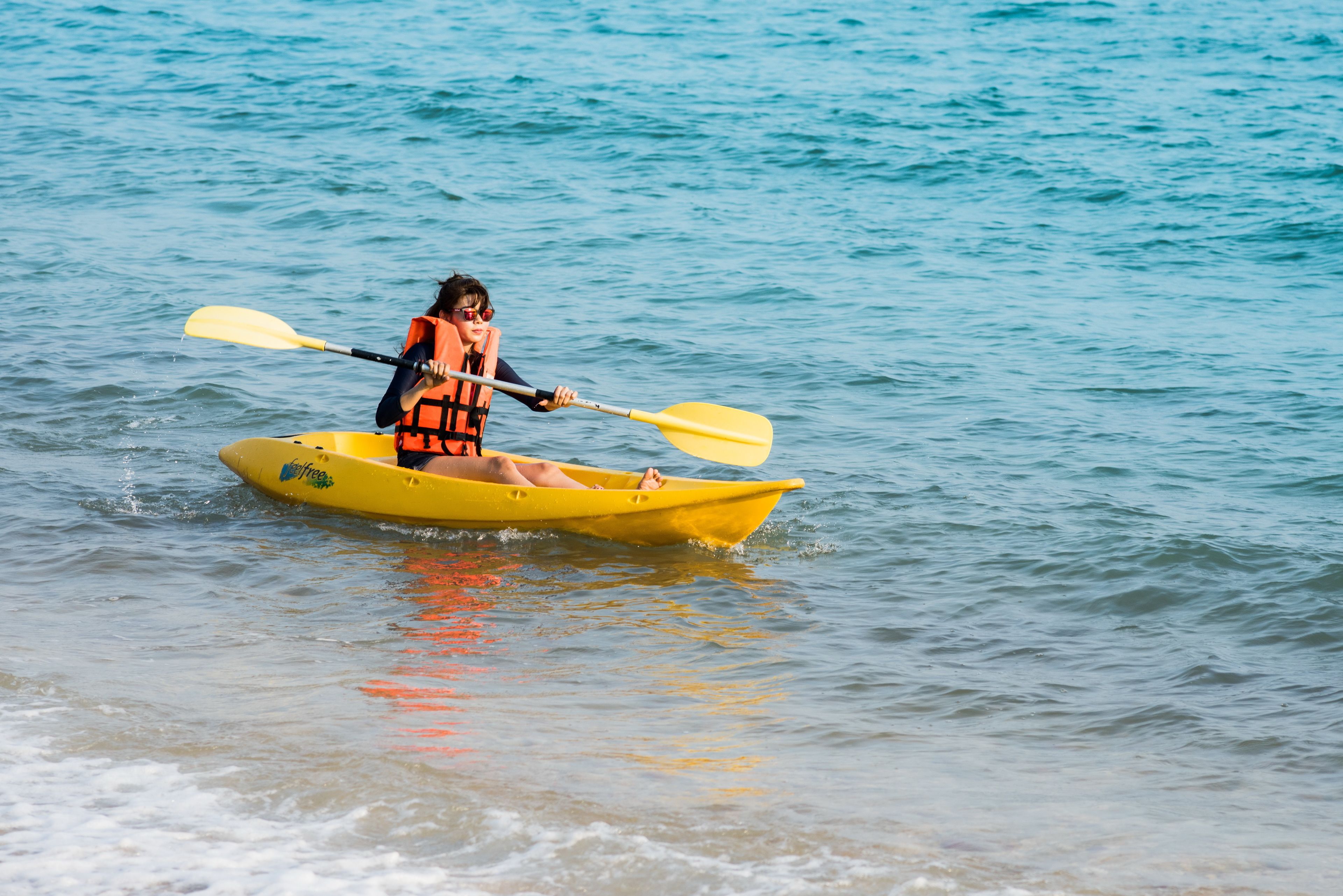 Una persona practica kayak en aguas tranquilas.