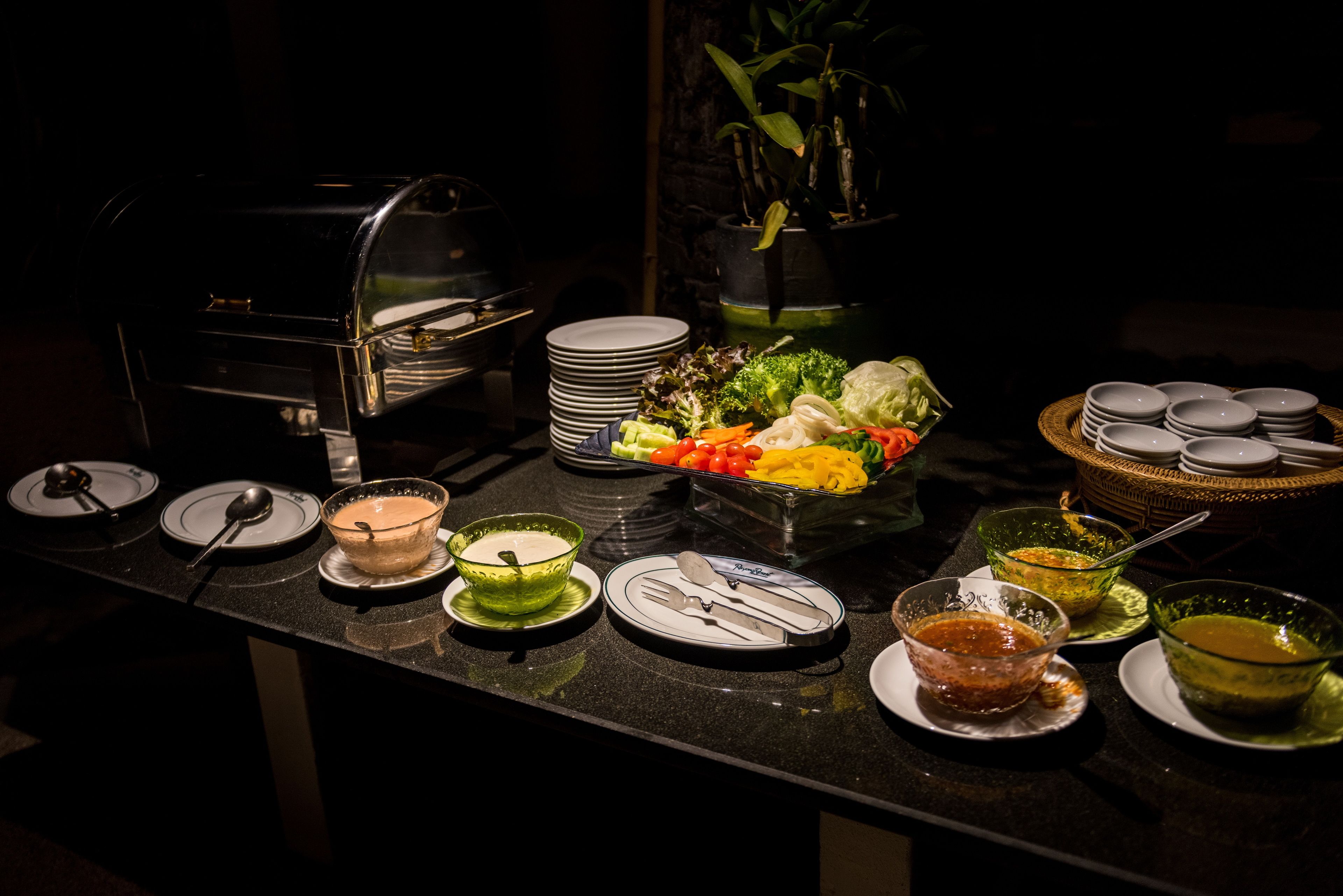 Een buffetopstelling met diverse gerechten en toevoegingen.