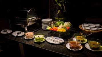 Een buffetopstelling met diverse gerechten en toevoegingen.