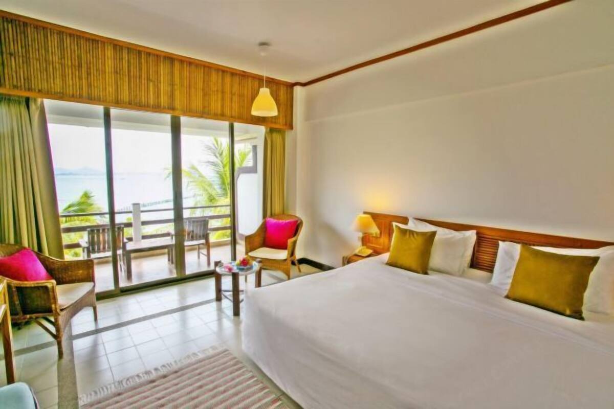 Escritorio, cortinas opacas, wifi gratis y ropa de cama