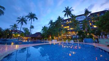 3 piscinas externas, guarda-sóis, espreguiçadeiras