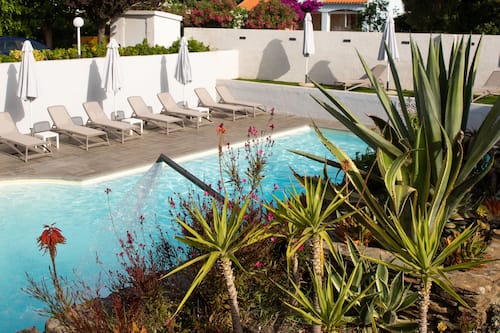 2 piscine all'aperto, con ingresso dalle 09:00 alle 21:00, lettini
