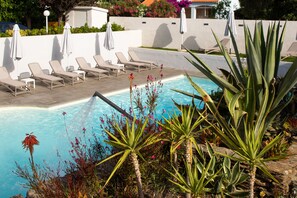 2 piscines extérieures, chaises longues