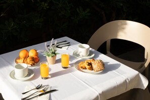 Daily buffet breakfast for a fee