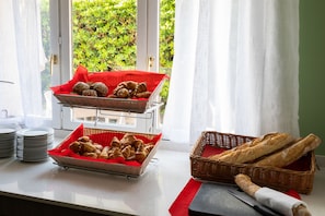 Café da manhã com buffet todos os dias mediante uma taxa
