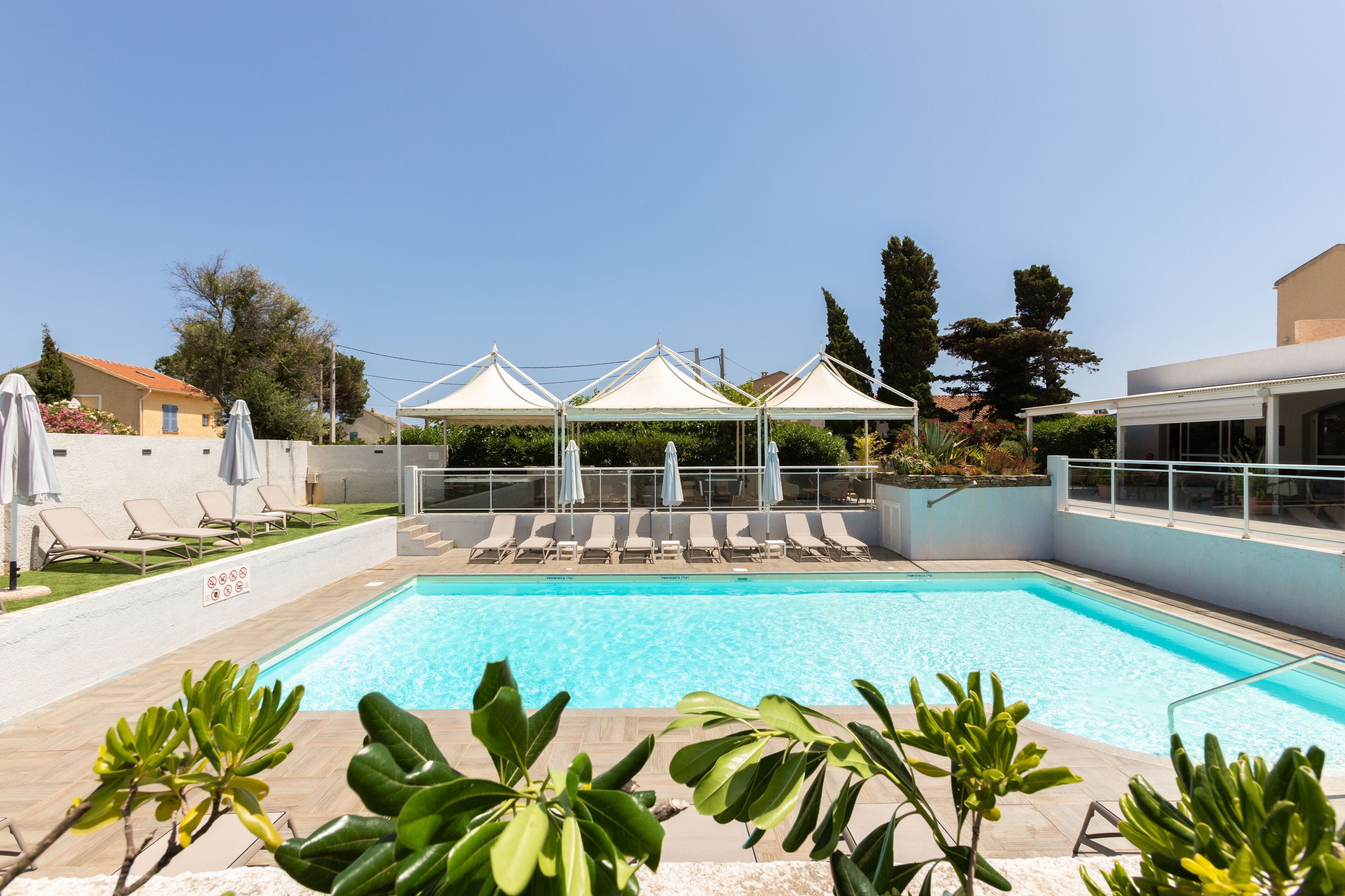 2 piscines extérieures, accès possible de 9 h à 21 h, chaises longues