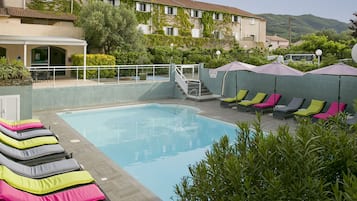 2 piscine all'aperto, con ingresso dalle 09:00 alle 21:00, lettini