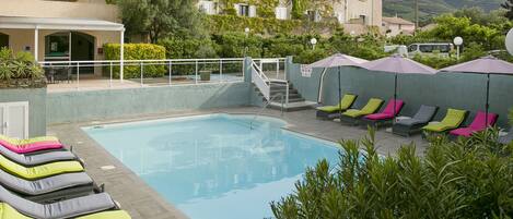 2 albercas al aire libre, acceso de 09:00 a 21:00, y camastros