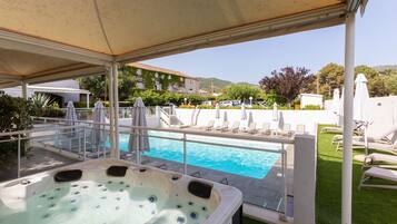2 piscine all'aperto, con ingresso dalle 09:00 alle 21:00, lettini