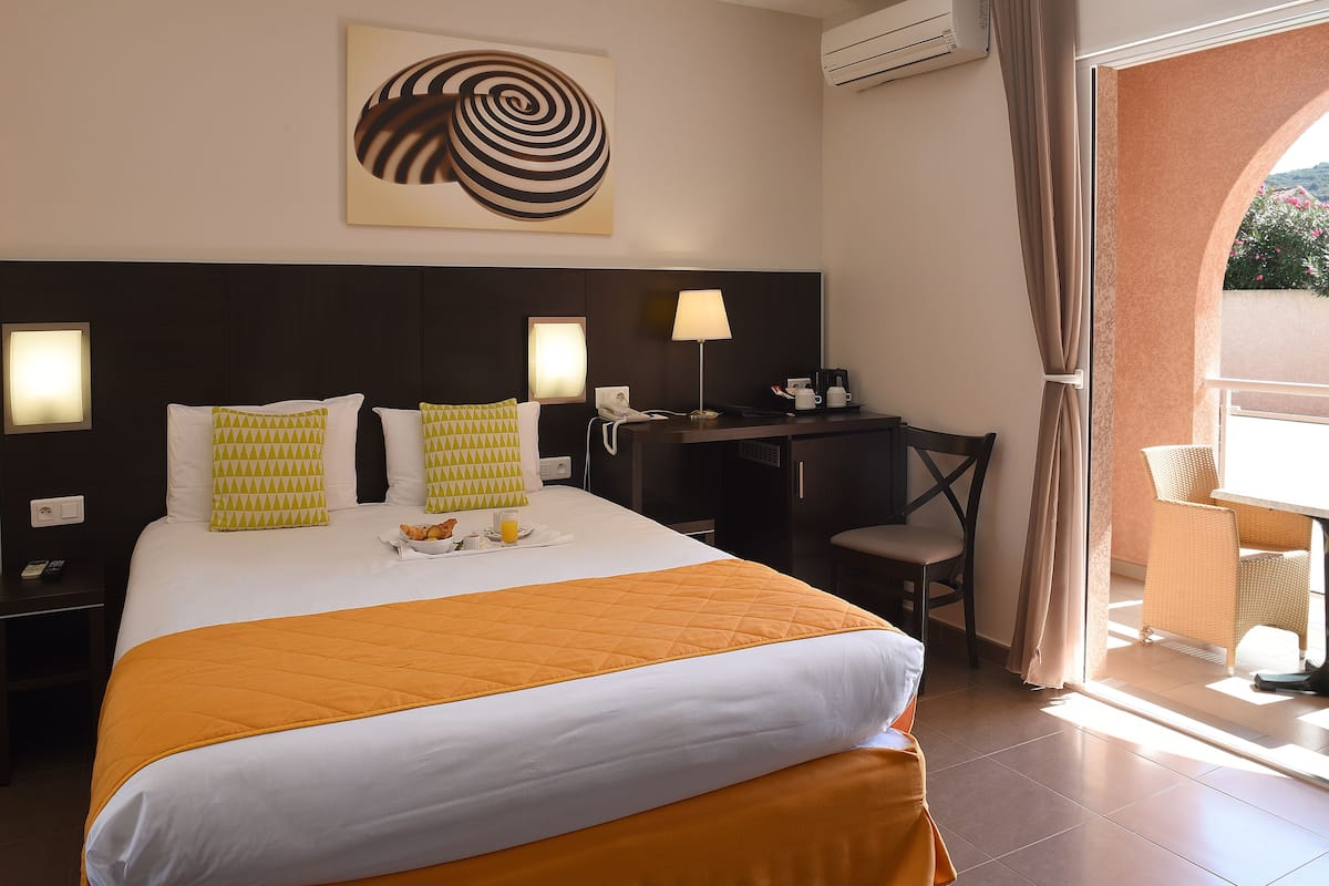Habitación doble Deluxe, Terraza | Ropa de cama de alta calidad y minibar