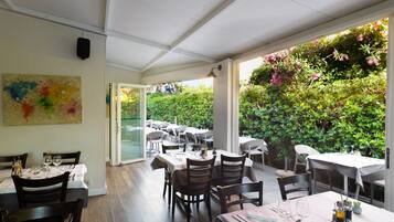 Se sirven desayunos, comidas, cenas y cocina francesa