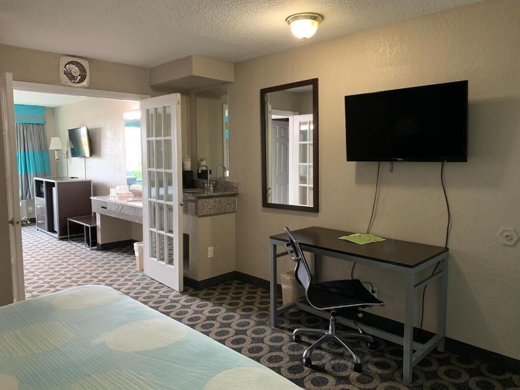 Suite, Multiple Beds, Non Smoking | In-room safe, laptop workspace, blackout curtains, soundproofing