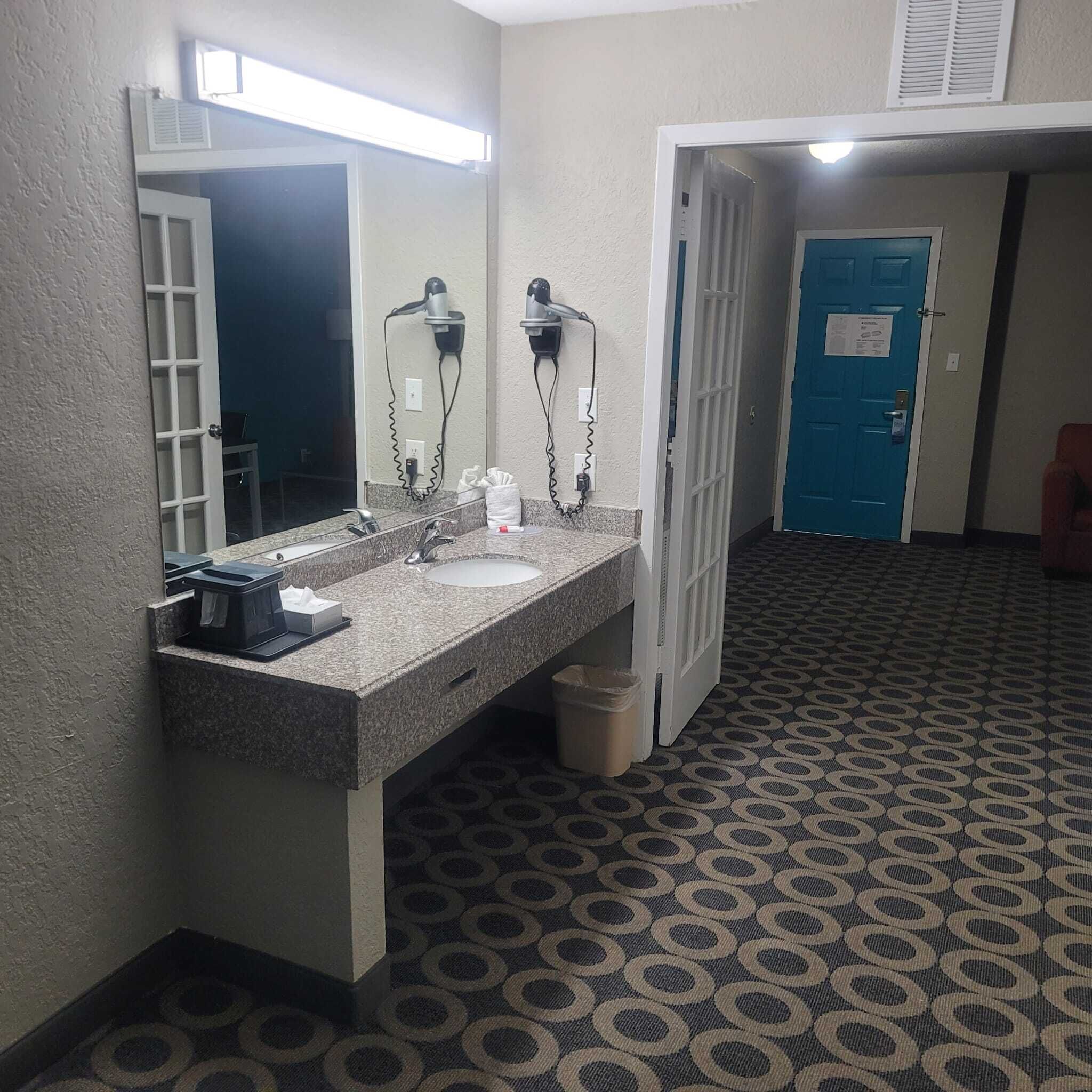 Tina con regadera, regadera tipo lluvia, amenidades de baño gratuitas 