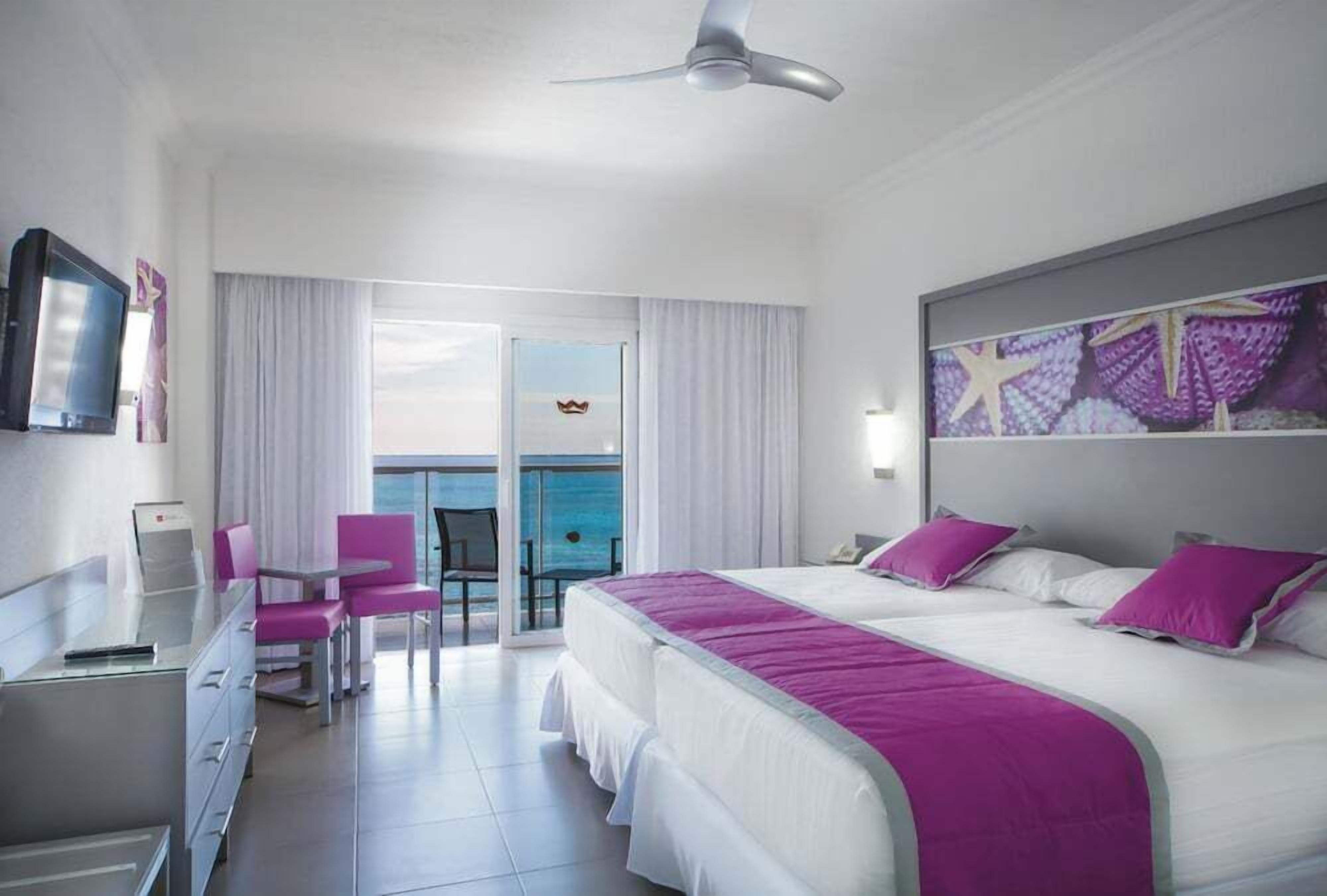 Minibar, in-room safe, laptop workspace, blackout curtains