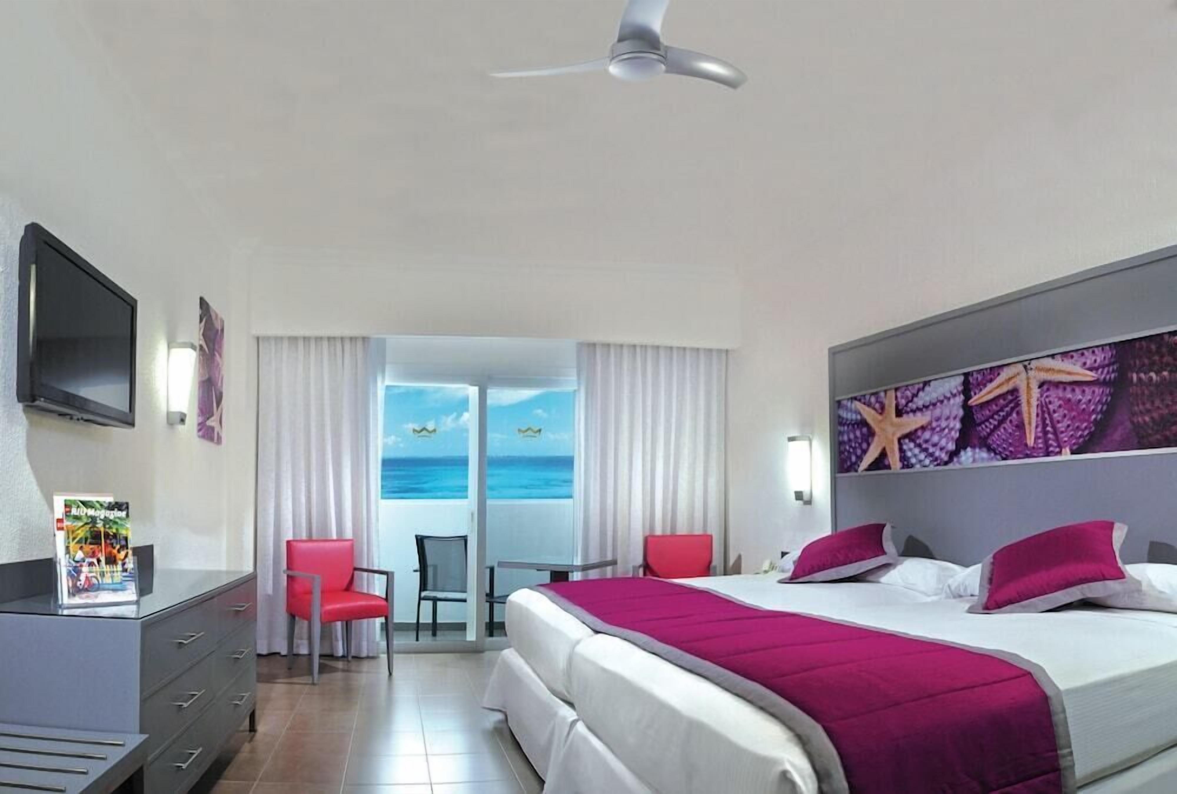 Minibar, in-room safe, laptop workspace, blackout curtains