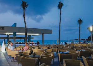 Hi ha 6 restaurants i s'hi serveixen esmorzars; plats de cuina italiana