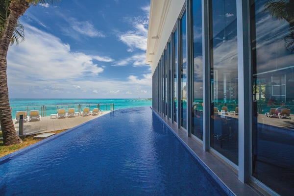 4 outdoor pools, pool umbrellas, pool loungers