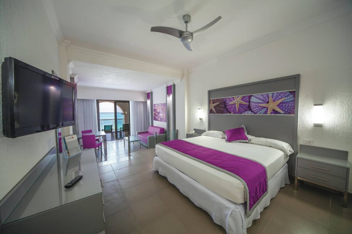 Minibar, in-room safe, laptop workspace, blackout drapes
