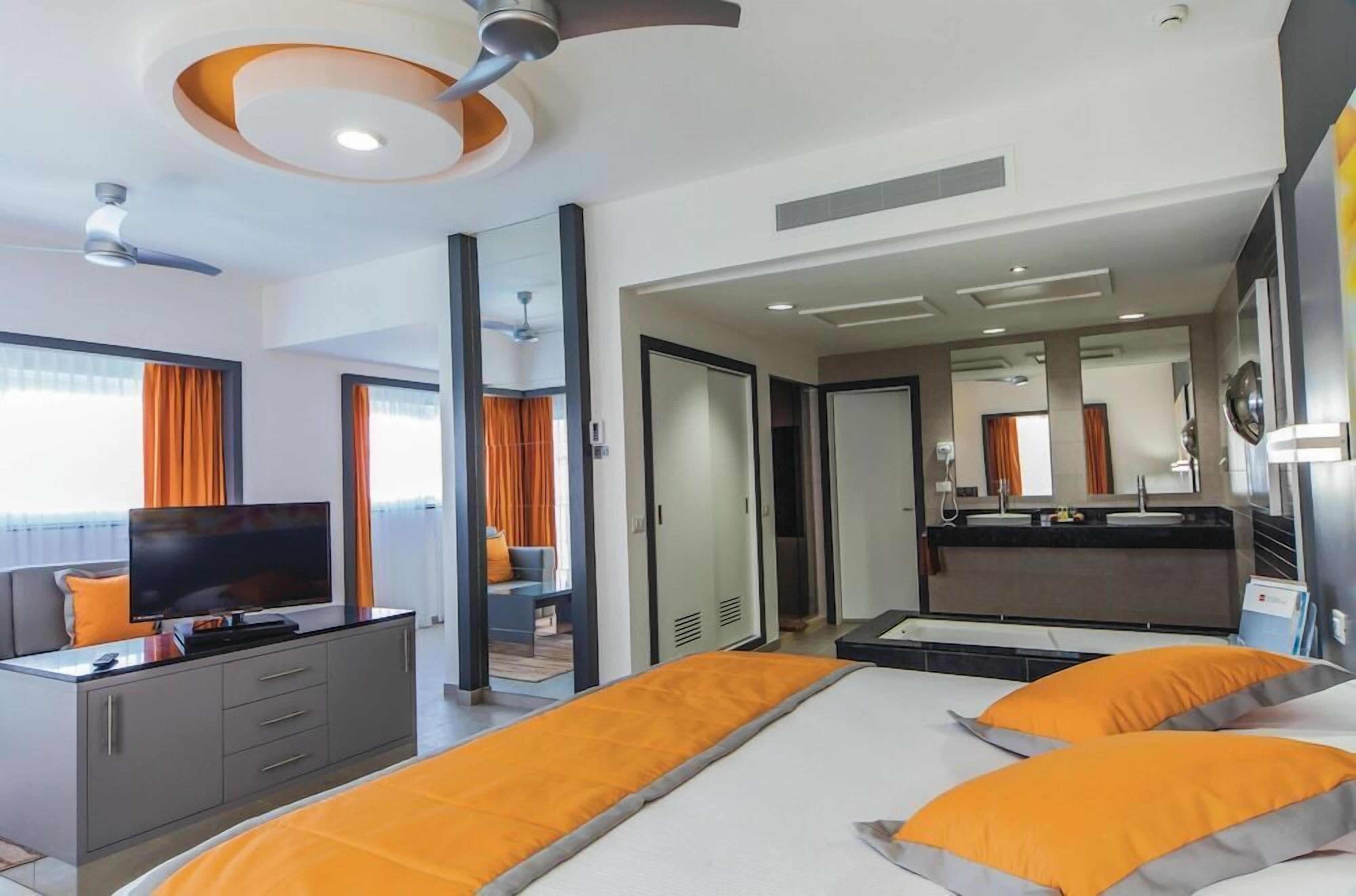 Minibar, in-room safe, laptop workspace, blackout curtains