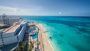 A resort with a pool, beach, and ocean view. - Hotel Riu Cancun -  Adults Only - All Inclusive (Cancun)