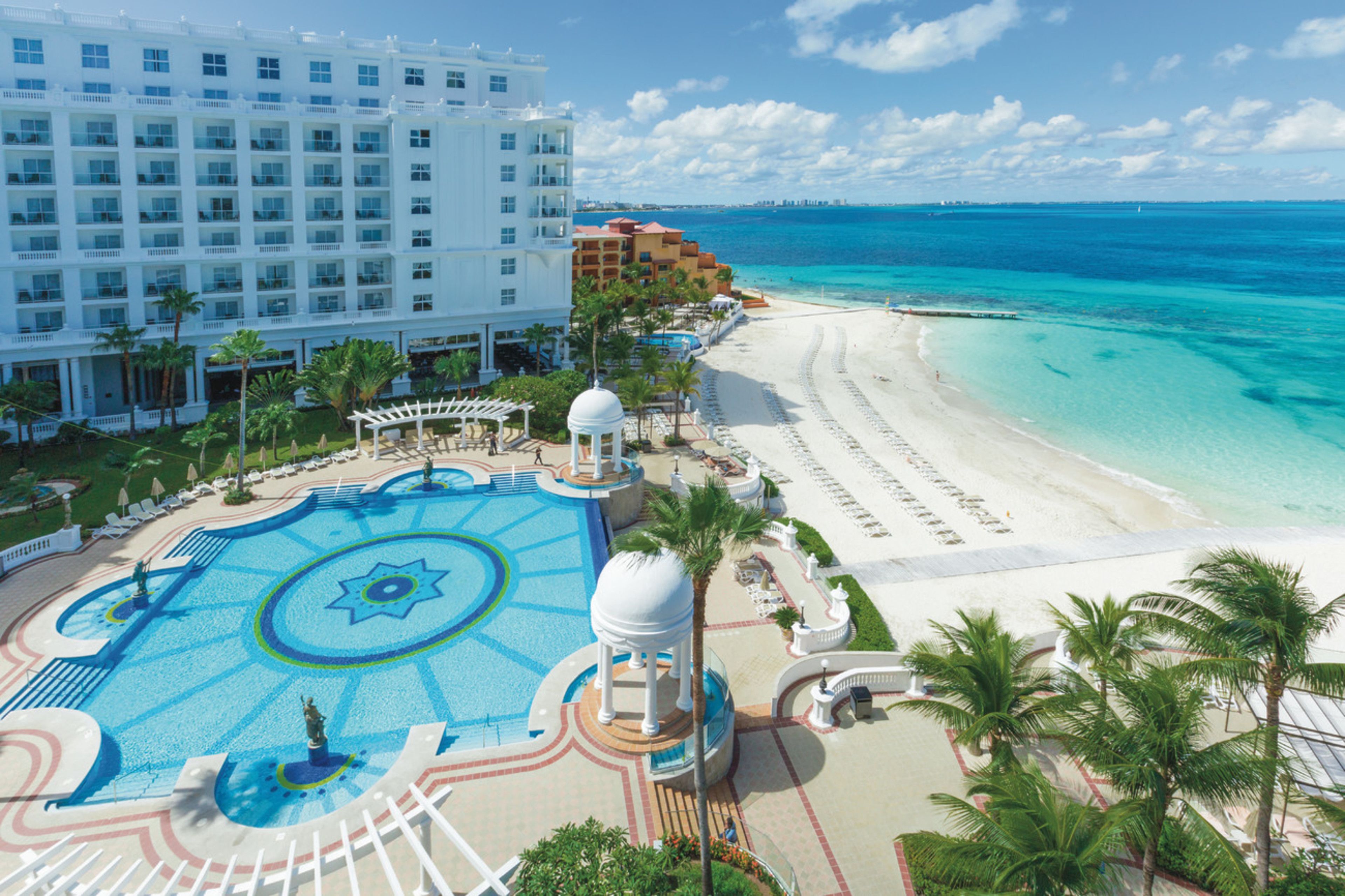 Ein Resort mit großem Pool, Strand und Meerblick.