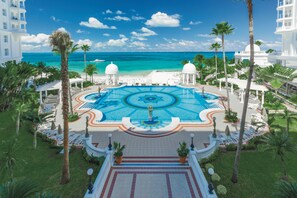 3 outdoor pools, pool umbrellas, sun loungers - Hotel Riu Palace Las Americas - Adults Only- All Inclusive (Cancun)