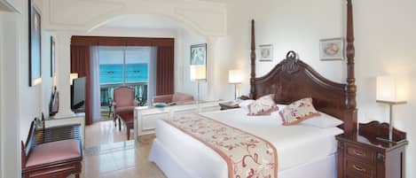 Une chambre d’hôtel spacieuse, dotée d’un grand lit, d’un bureau et offrant une vue sur la mer.