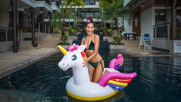 4 outdoor pools, pool umbrellas, pool loungers