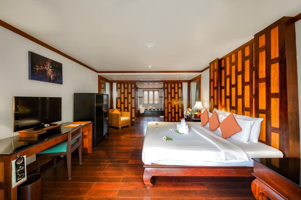 Deluxe-rum - utsikt mot poolen | Sängtillbehör av högsta kvalitet och minibar