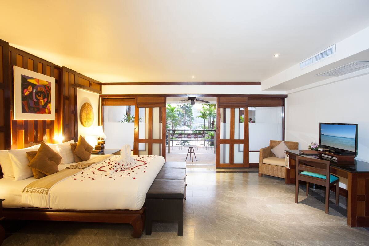 Habitación Deluxe, acceso a la piscina | Ropa de cama de alta calidad, minibar, caja fuerte y escritorio