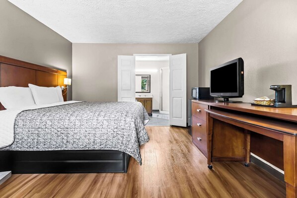 Premium bedding, iron/ironing board, free WiFi, bed sheets - Rodeway Inn Lexington West (Lexington)