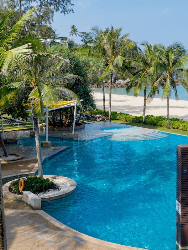 6 outdoor pools, pool umbrellas, sun loungers