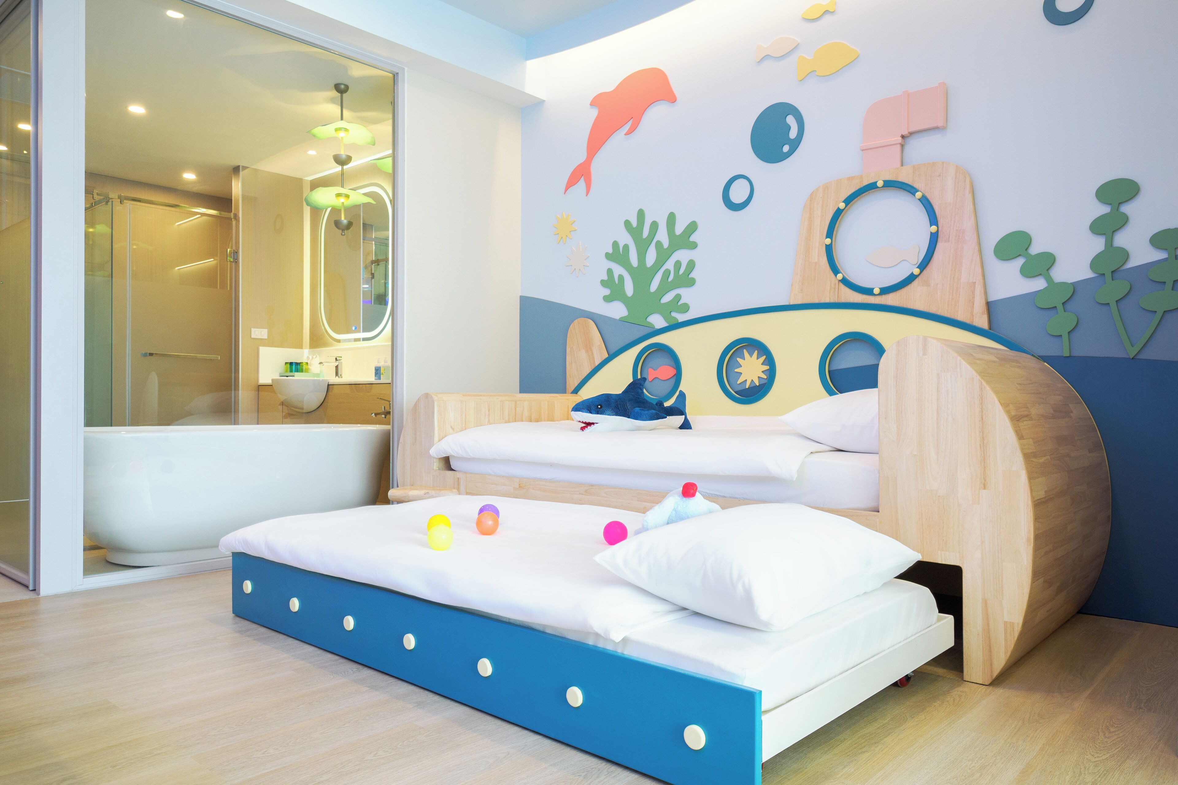 Familiekamer | Een kluis op de kamer, individueel gedecoreerd, een bureau