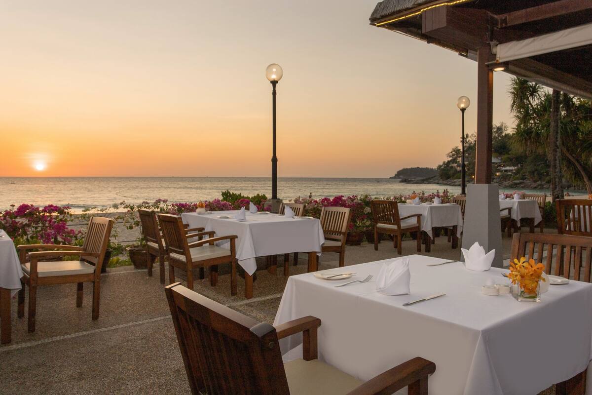 6 restaurants, breakfast, lunch, dinner served; thai cuisine