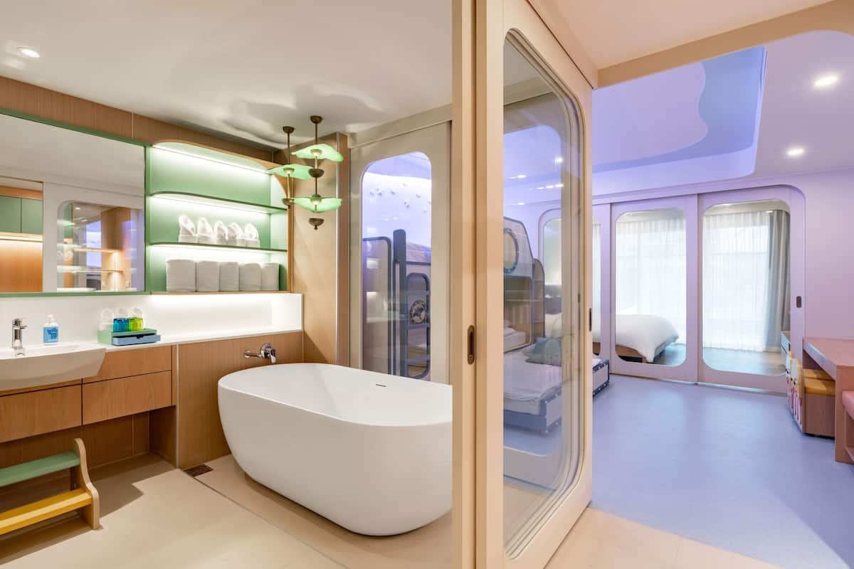 Pool Access Family Room | Bathroom | Free toiletries, hair dryer, bathrobes, slippers