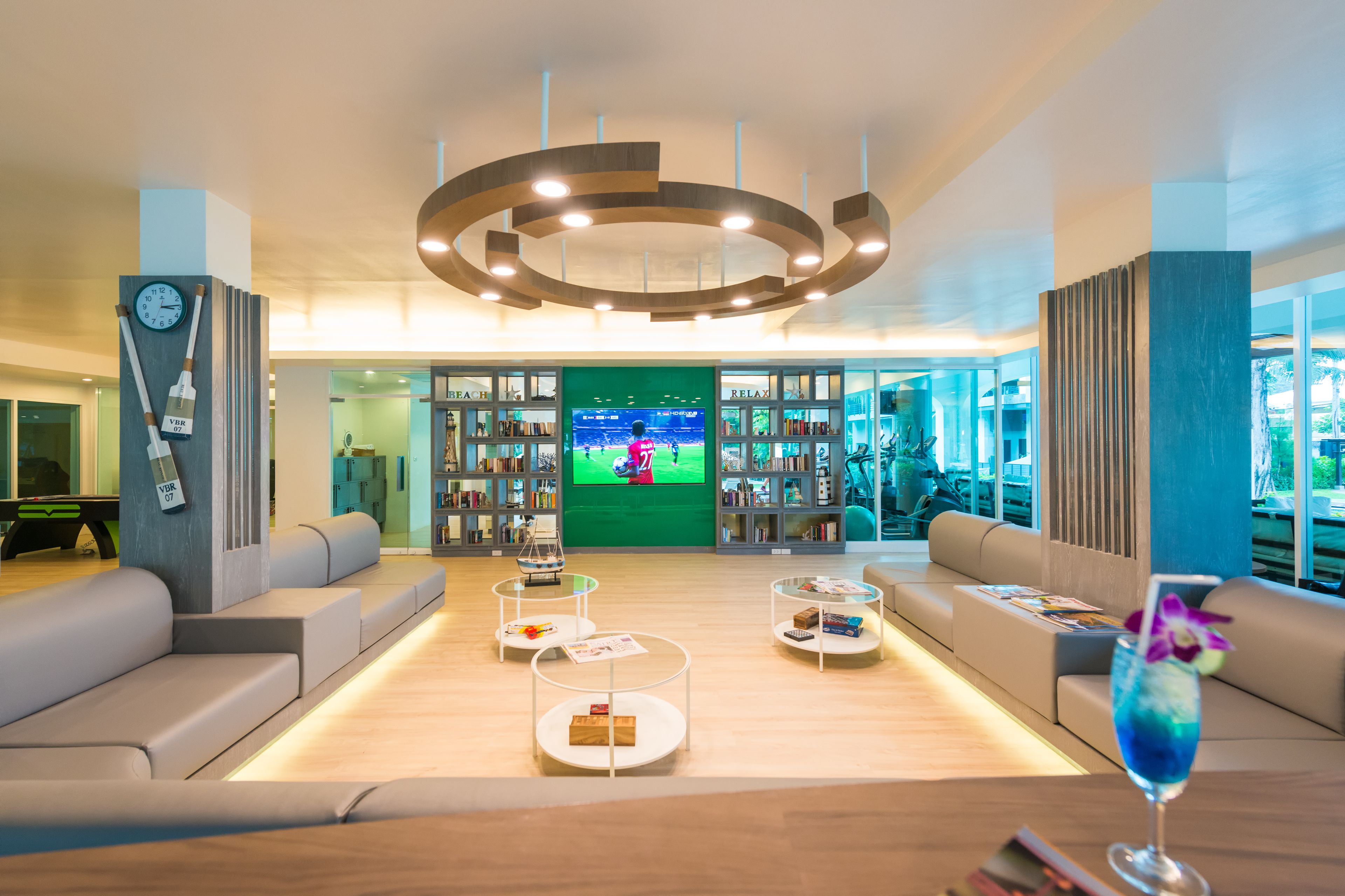 5 bars/lounges, beach bar