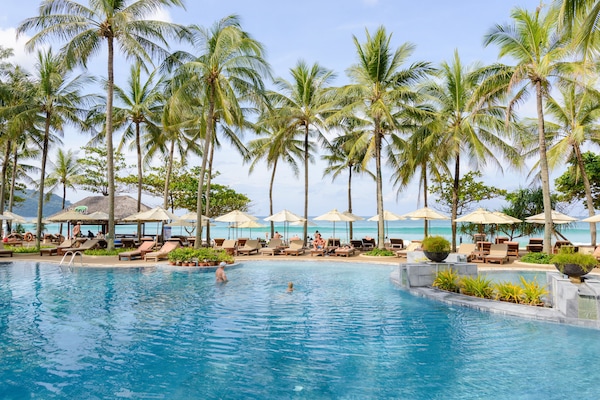 6 outdoor pools, pool umbrellas, pool loungers