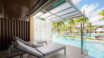 Pool Access Room (Bhuri Wing) | Coffres-forts dans les chambres, décoration personnalisée, bureau