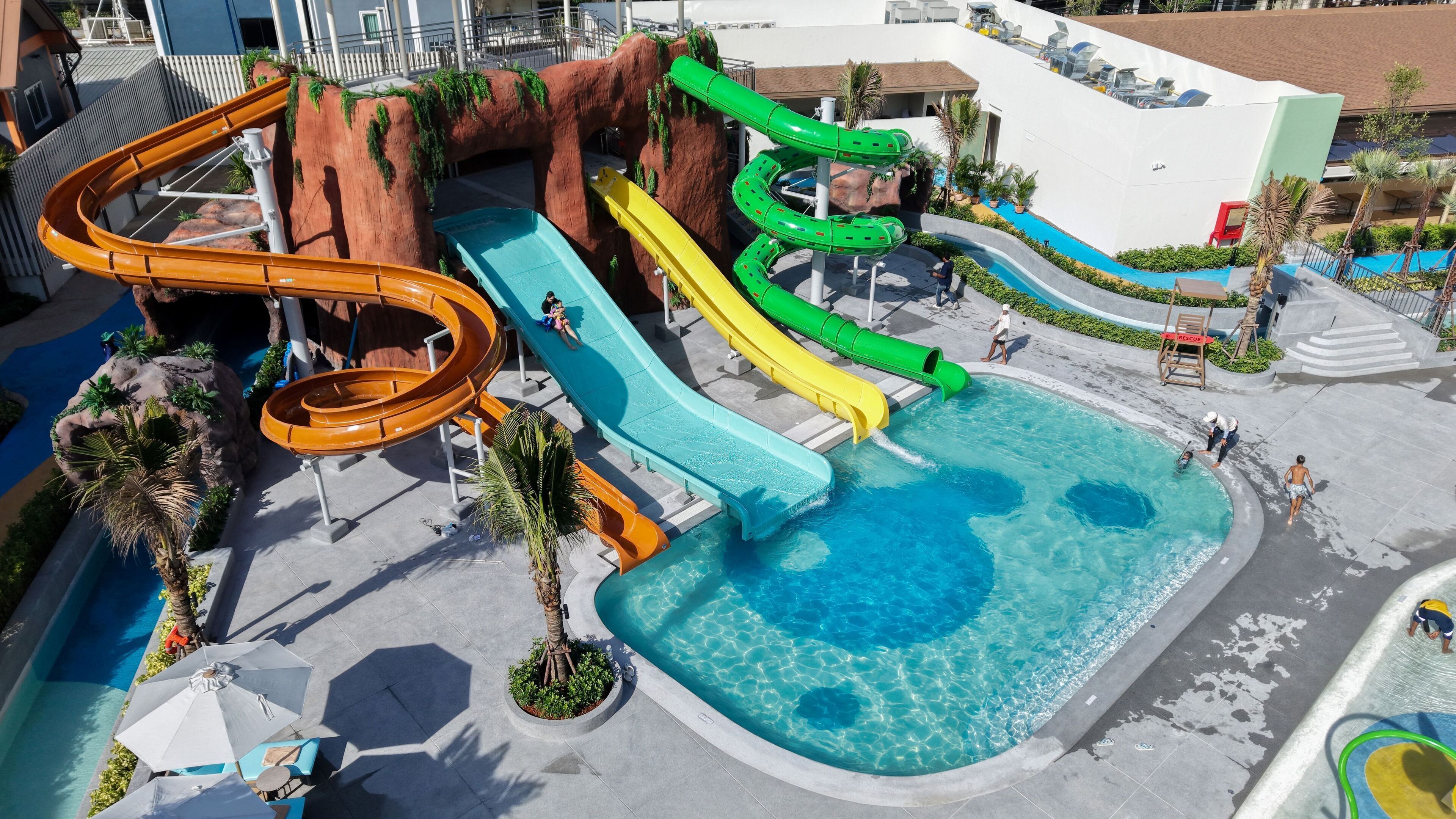 Ein Wasserpark mit mehreren Wasserrutschen und einem zentralen Pool.