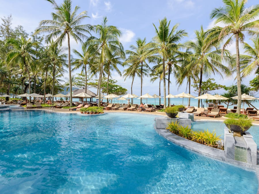 6 kolam renang outdoor, dengan payung kolam renang dan kursi berjemur