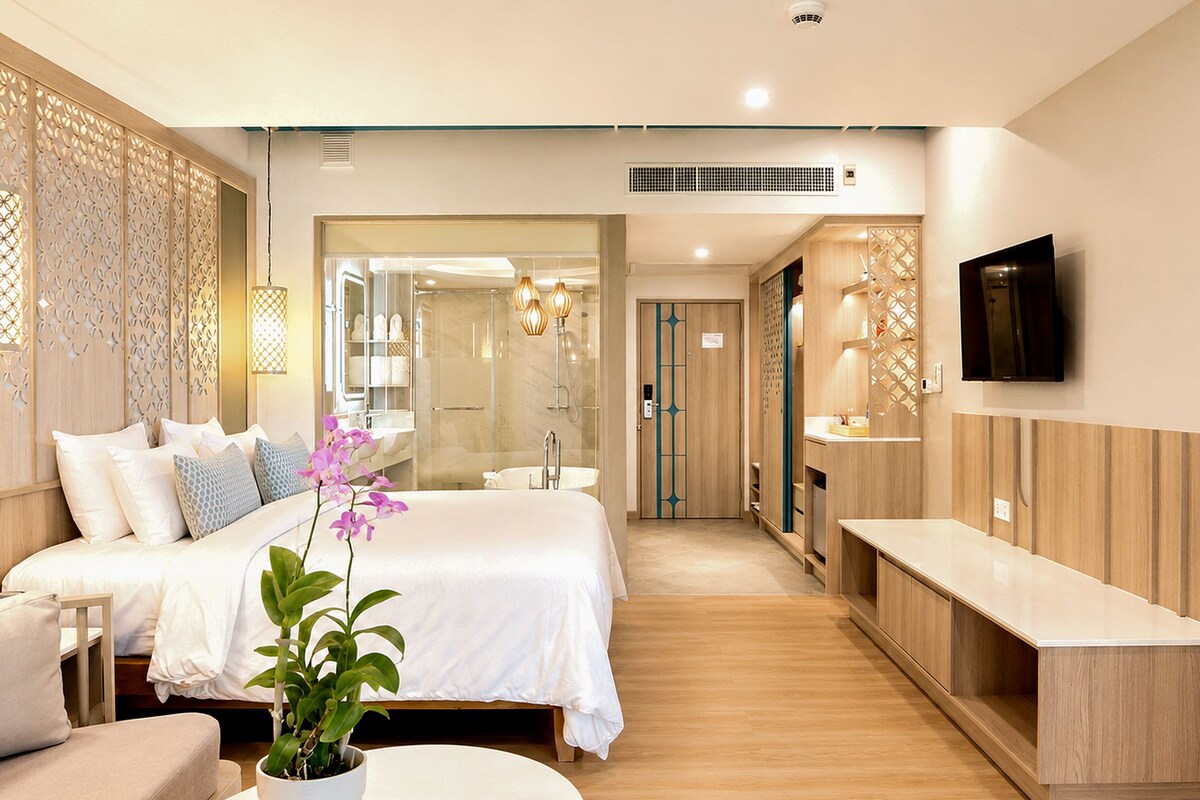 Junior Suite Oceanfront (Thani Wing) | In-room safe, desk, blackout drapes, WiFi (free)