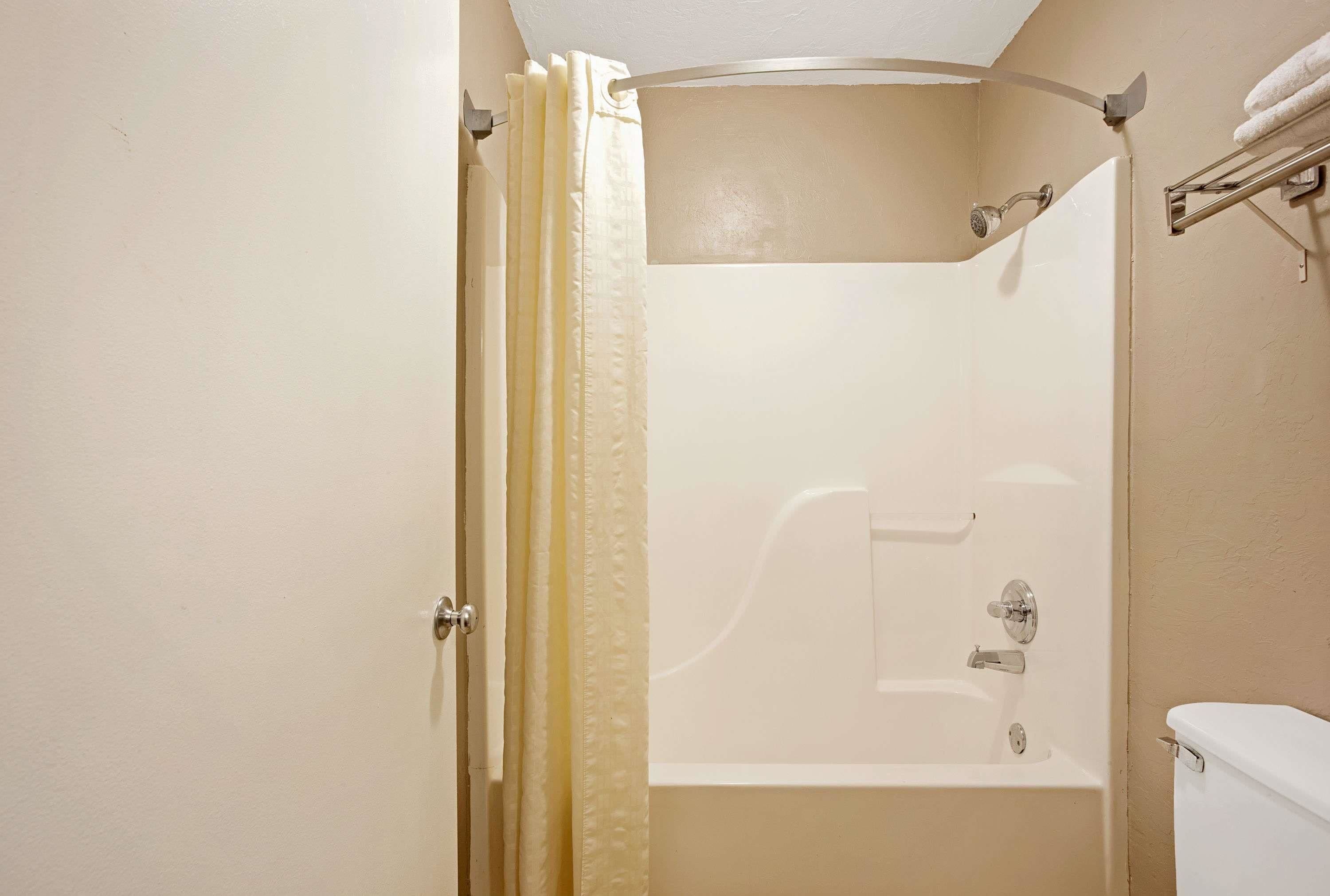 Combined shower/bathtub, free toiletries, hair dryer, towels