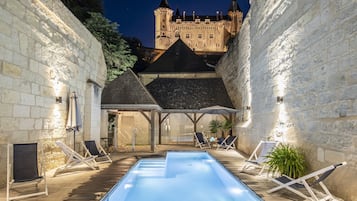 Piscine extérieure, parasols de plage, chaises longues