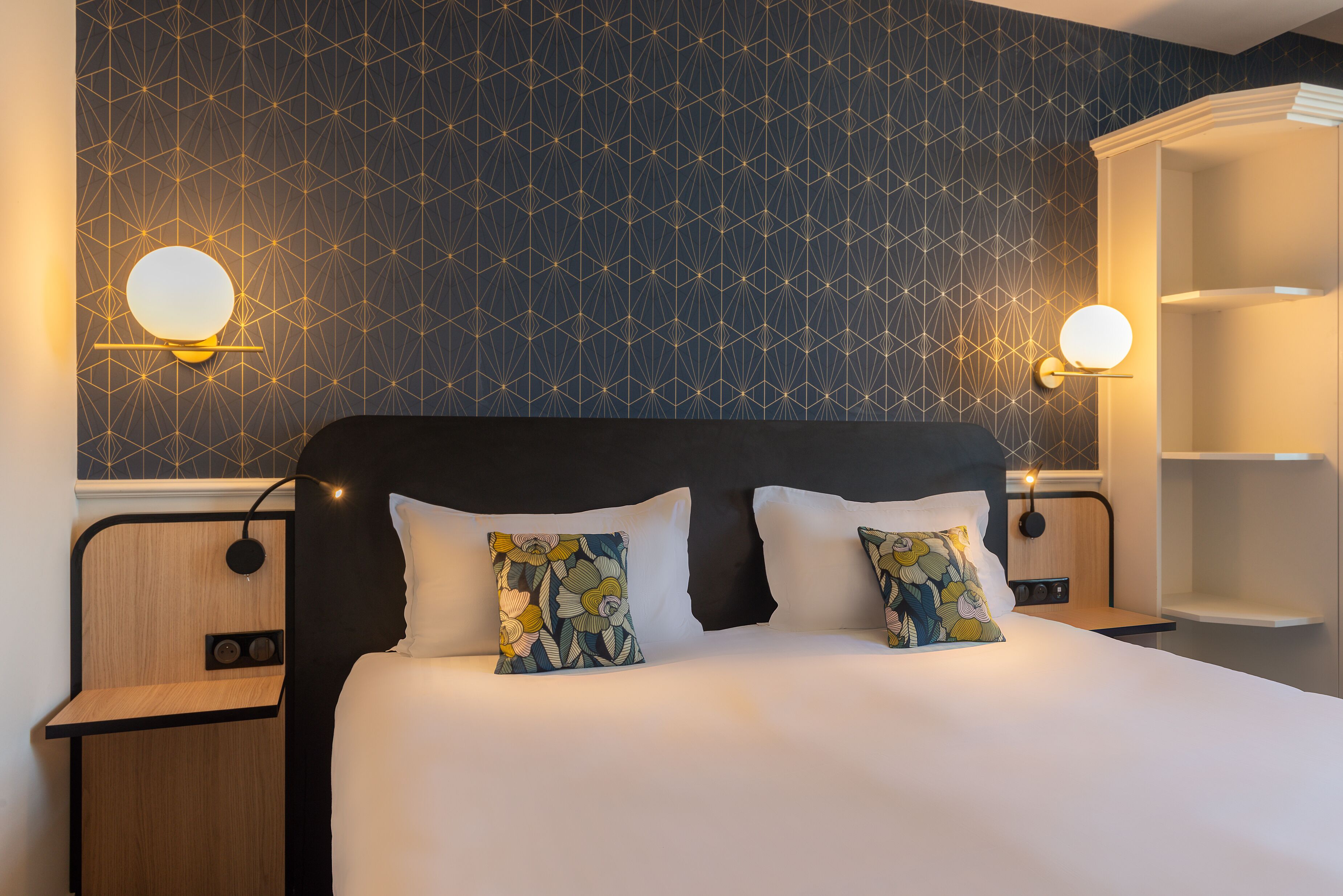 classic room | minibar, in-room safe, desk, blackout curtains