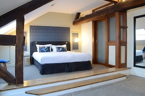 Family Room, Attic Rom