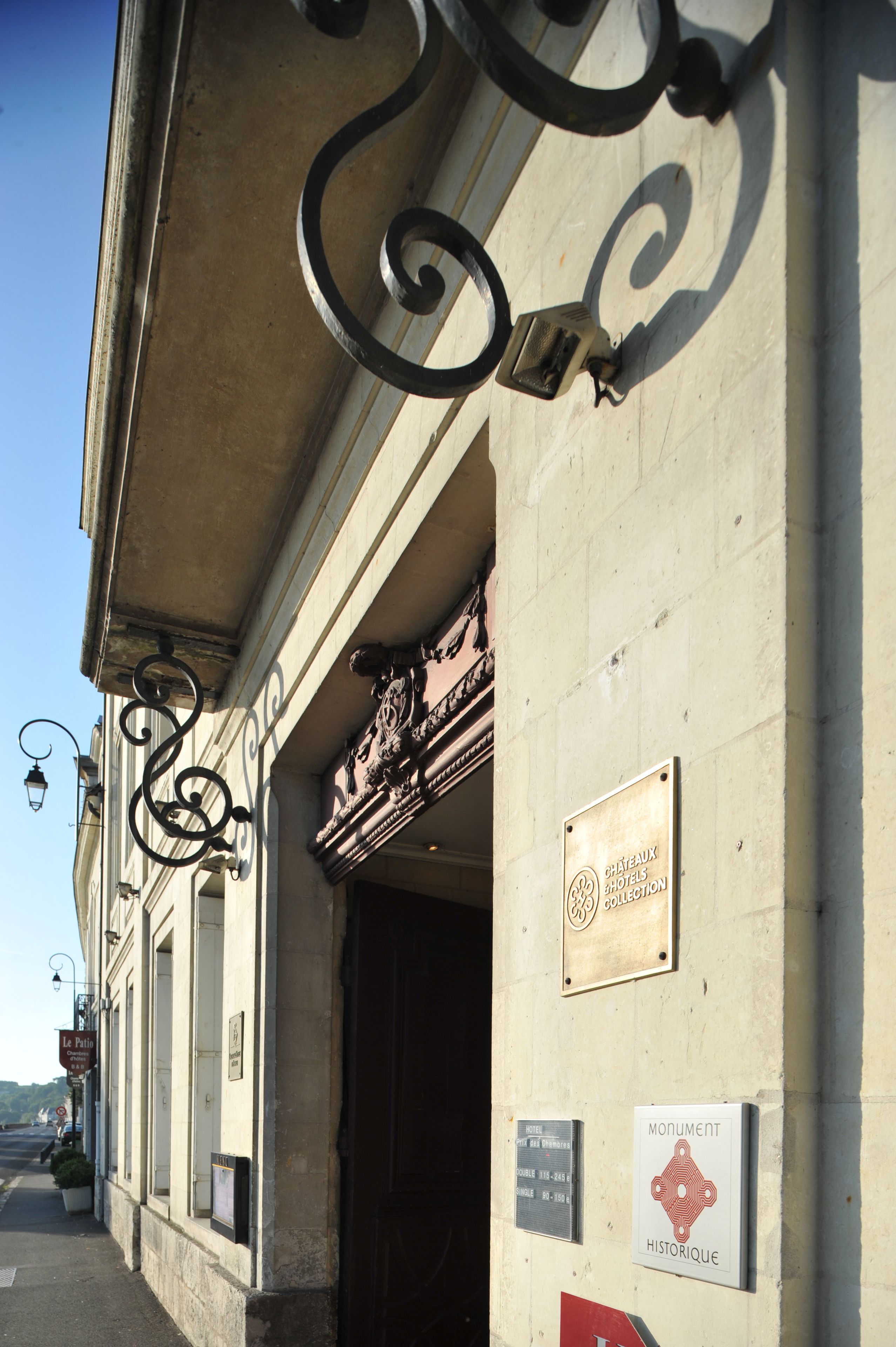 Un edificio con una targa che recita "CHATEAU HOTELS PROTECTION" e un'altra indicazione che segnala un "MONUMENTO STORICO".