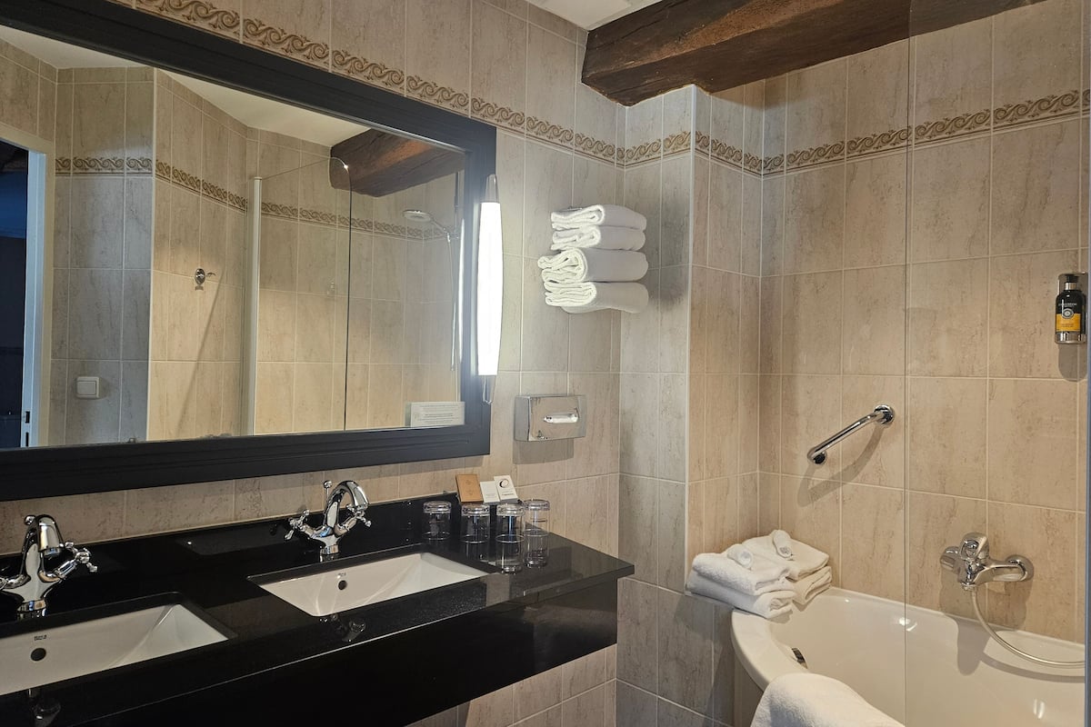 chambre familiale sur cour | bathroom | free toiletries, towels