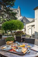 Café da manhã com buffet todos os dias (EUR 17 por pessoa) 