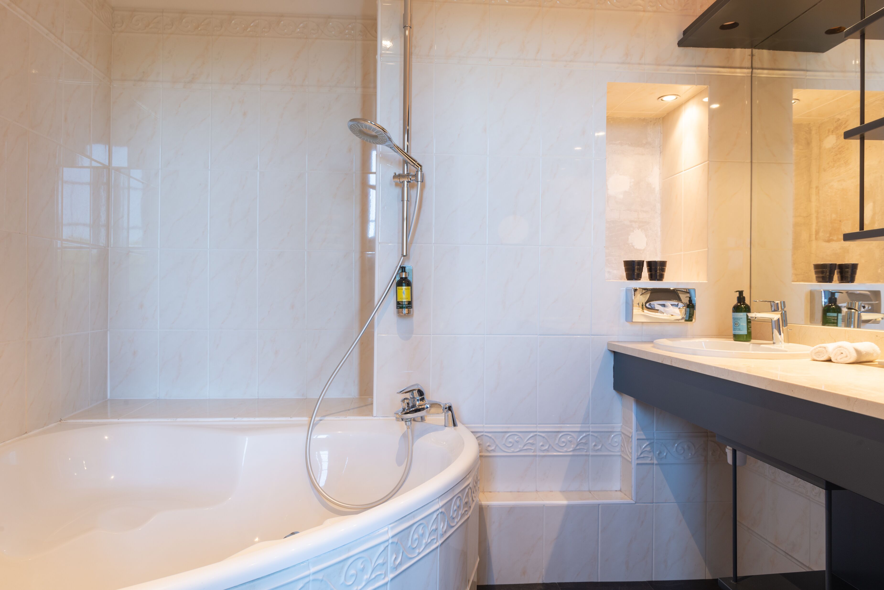 chambre prestige loire | bathroom | free toiletries, towels