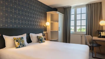 Minibar, coffres-forts dans les chambres, bureau, rideaux occultants